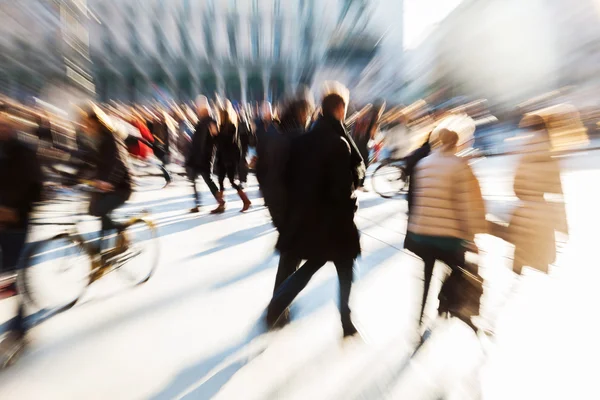 Yaratıcı zoom etkisi ile şehirdeki insanlar kalabalık