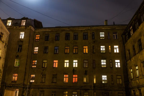 Edifícios de apartamentos antigos com vista estranha em Riga, Letônia, à noite — Fotografia de Stock