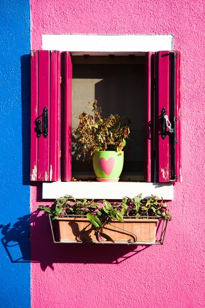 Barevný dům na ostrově Burano poblíž Benátky, Itálie — Stock fotografie