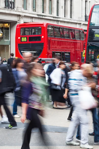 Ludzie w ruchu rozmycie przekraczania Oxford Circus w Londyn, Uk — Zdjęcie stockowe