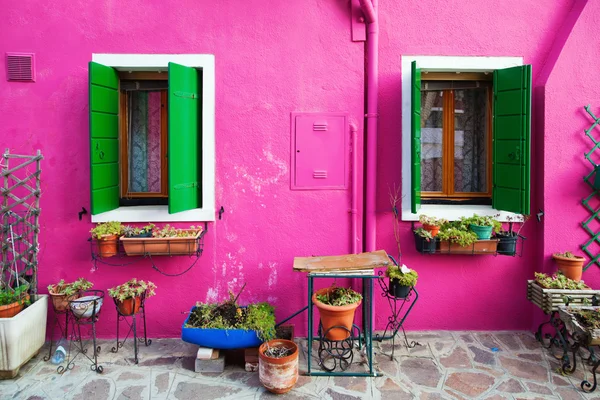 Barevný dům na ostrově Burano poblíž Benátky, Itálie — Stock fotografie