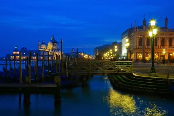 夜、イタリア、ヴェネツィアの町並み — ストック写真