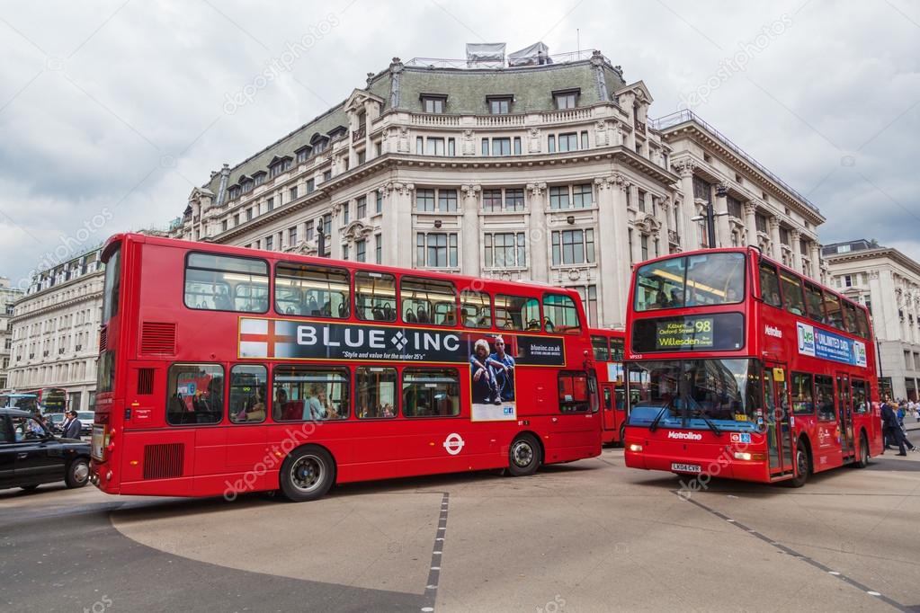 Traditionelle rote londoner busse im oxford circus in london, uk