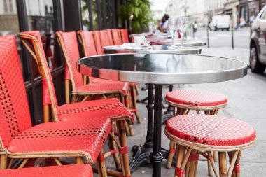 Masa ve sandalyeler Paris, Fransa'da bir sokak Cafe