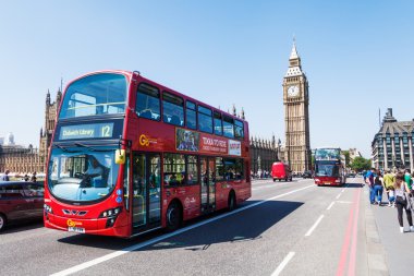 Westminster Bridge Big Ben ve Londra, İngiltere'de kırmızı otobüs ile