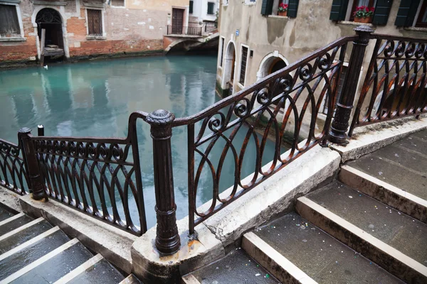 Typisk vy av en kanal i Venedig, Italien — Stockfoto