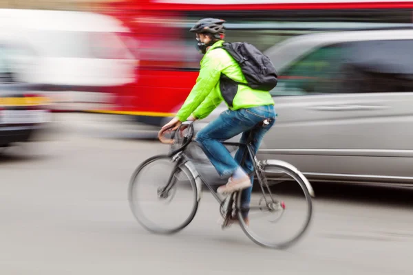 Cyklist i staden i rörelse oskärpa — Stockfoto