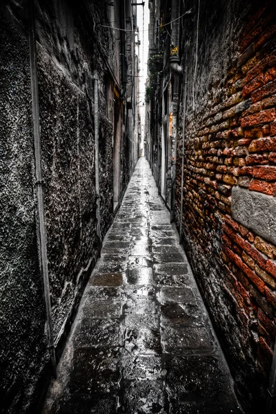 ヴェネツィア、イタリアで暗い路地 — ストック写真