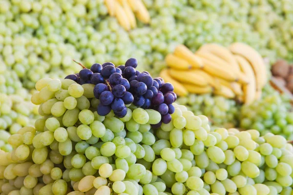 Abeto de uvas brancas e azuis em uma banca de mercado — Fotografia de Stock