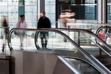 Bir yürüyen merdiven bir modern demiryolu İstasyonu yürüme insanlar Hareket Bulanıklığı