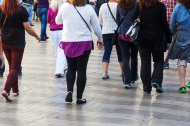 yoğun şehir cadde üzerinde yürüyen insan kalabalığı
