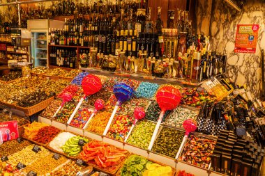 Piyasa ahır ile şeker Pazar koridorda La Boqueria Barcelona, İspanya