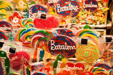 Piyasa ahır ile şeker Pazar koridorda La Boqueria Barcelona, İspanya