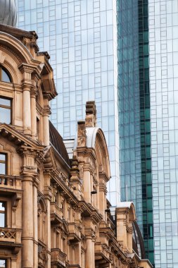 Kontrast eski ve yeni binalar Frankfurt, Almanya