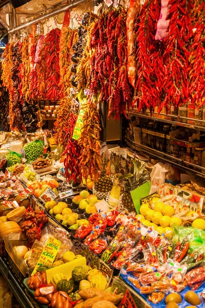 市场摊位以水果和蔬菜在市场大厅拉邦奇利亚在巴塞罗那，西班牙 — 图库照片
