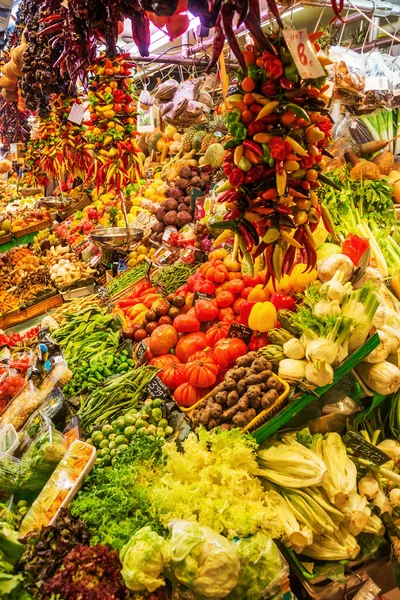 Banco del mercato con frutta e verdura nel salone del mercato La Boqueria a Barcellona, Spagna — Foto Stock