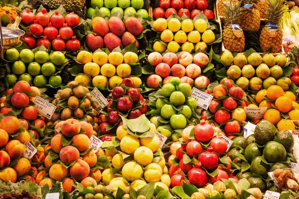 Barraca de mercado com frutas e legumes no salão de mercado La Boqueria em Barcelona, Espanha — Fotografia de Stock