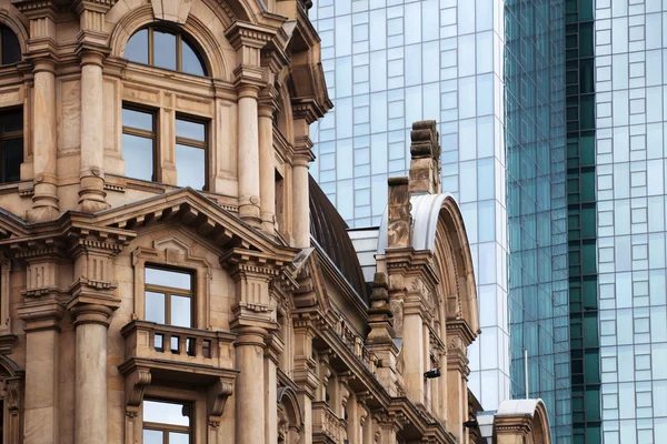 Contraste de edifícios antigos e novos em Frankfurt, Alemanha — Fotografia de Stock