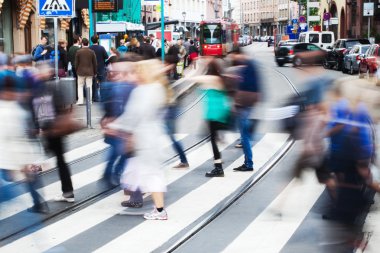Frankfurt, Almanya bir Caddeyi geçerken Hareket Bulanıklığı insanlar kalabalık