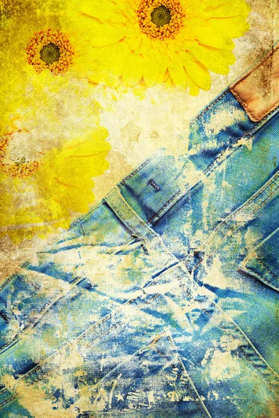 Sfondo grunge decorativo con fiori e jeans — Foto Stock