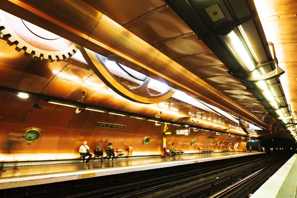 Metropolitana in movimento alla stazione della metropolitana Arts et Metiers di Parigi, Francia — Foto Stock