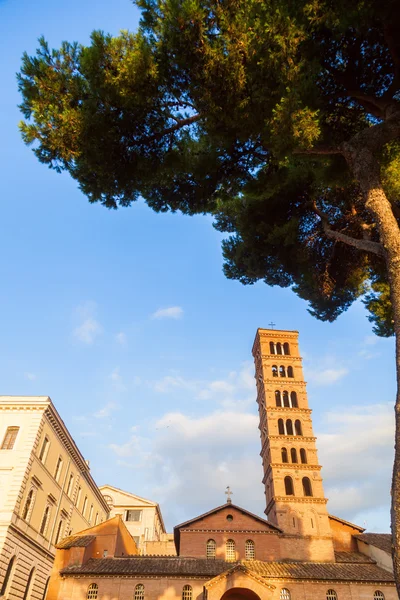 Historiska fontän med kyrkan santa maria i uppövade i Rom — Stockfoto