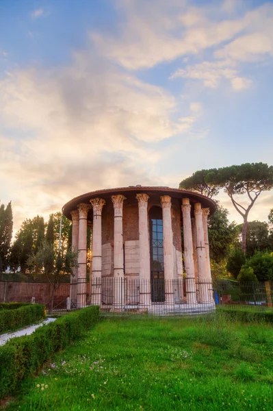 Fuente antigua en el Forum Boarium de Roma, Italia — Foto de Stock