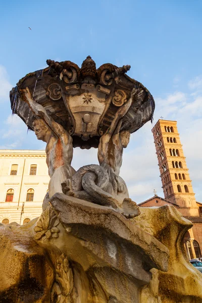 Fontaine historique avec l'église Santa Maria in Cosmedin à Rome — Photo