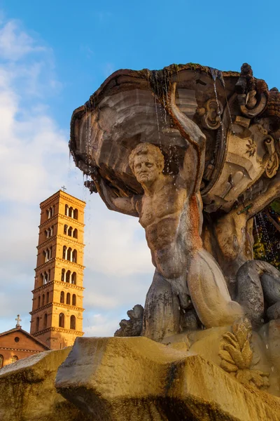 Historische fontein met de kerk santa maria in cosmedin in rome — Stockfoto