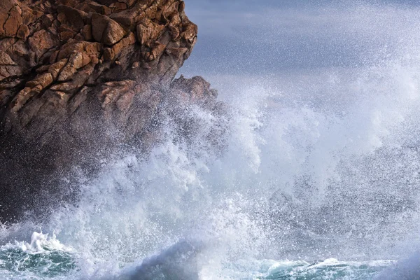 Surf em uma rocha grande — Fotografia de Stock
