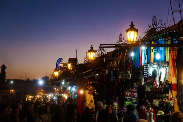 Souks (markten) op het plein Djemaa el Fnaa in Marrakech, Marokko, 's nachts — Stockfoto