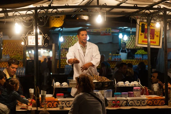 Negozi di cucina sulla famosa piazza Djemaa el Fnaa a Marrakech, Marocco — Foto Stock