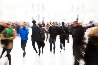 insanların yaratıcı zoom etkisi ile şehir içinde soyut kalabalık