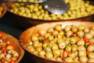 Semt pazarı, zeytinli kaseler