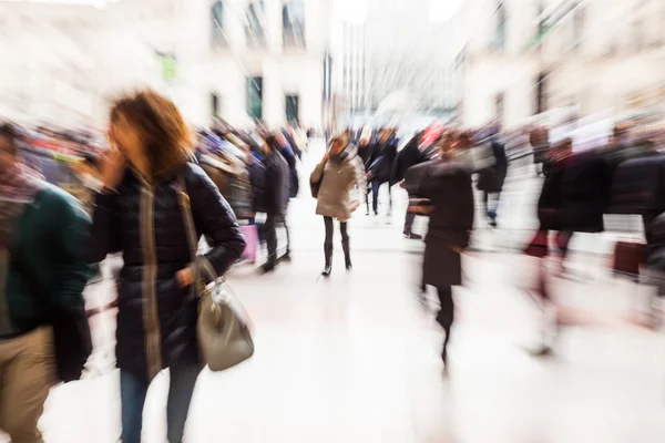 Folla astratta di persone in città con effetto zoom creativo — Foto Stock