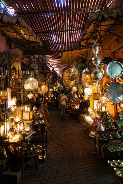 Zoco con lámparas y utensilios de cobre árabe en Marrakech, Marruecos —  Fotos de Stock