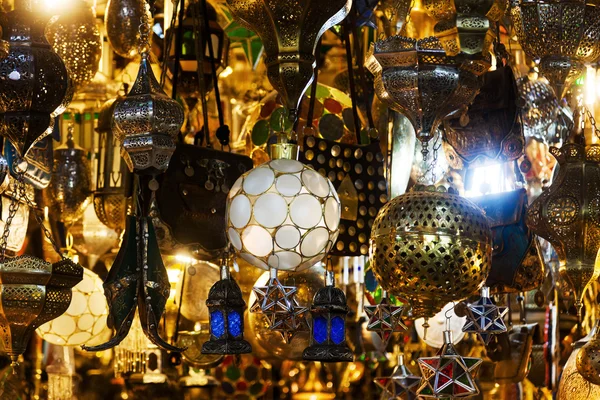 Lâmpadas árabes nos souks de Marraquexe, Marrocos — Fotografia de Stock