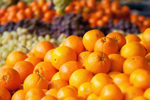 Granel de naranjas en un puesto de mercado —  Fotos de Stock