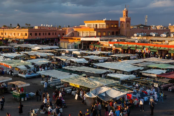 Famosa plaza Djema el Fnaa en Marrakech, Marruecos por la noche — Foto de Stock