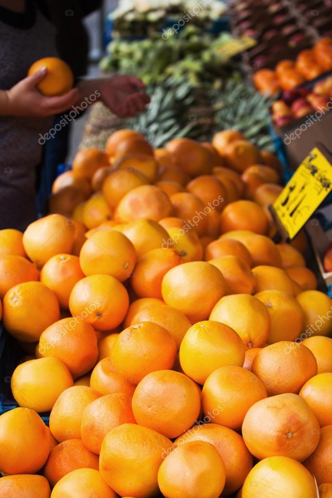 Bulk of oranges at a market stall — Stock Photo © Madrabothair 54759169