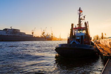 hamburg, Almanya, limanda gün batımında tekne
