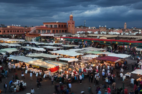 Praça famosa Djema el Fnaa em Marraquexe, Marrocos à noite — Fotografia de Stock