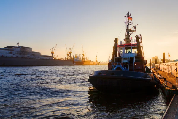 Hamburg, Almanya, limanda gün batımında tekne — Stok fotoğraf