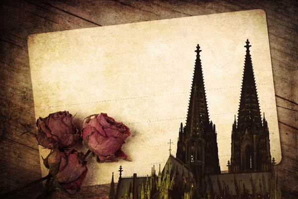 Vintage style composition of an old postcard, dried roses and the Cologne Cathedral — Stock Photo, Image