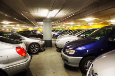 Bir yeraltı otoparkı araba