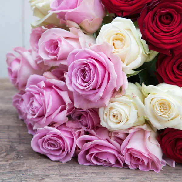 Ramo de rosas con rosas rosadas, blancas y rojas — Foto de Stock