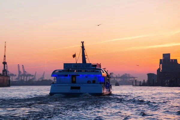Turistik gemi ve liman Hamburg, Almanya함부르크, 독일의 항구에서 관광 보트 — Stok fotoğraf
