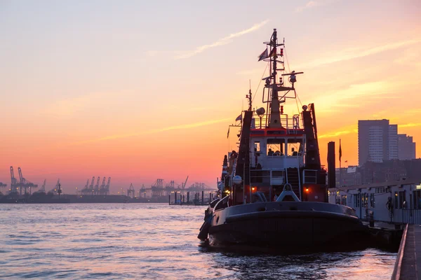 Pôr do sol no St. Pauli Piers em Hamburgo, Alemanha — Fotografia de Stock