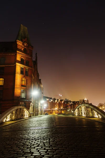 Antiguo distrito de almacenes en Hamburgo, Alemania, por la noche — Foto de Stock