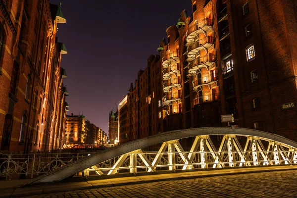 Ancien quartier des entrepôts à Hambourg, Allemagne, la nuit — Photo